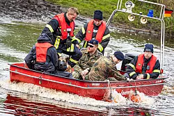 Einsatzkr&auml;fte durchsuchen nahe Elm die Oste, einen Nebenfluss der Elbe. - &copy; Moritz Frankenberg/dpa