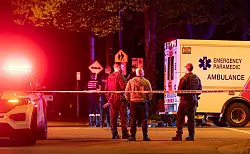 Rettungskräfte sind im Einsatz. - © Rich Lam/The Canadian Press/AP/dpa