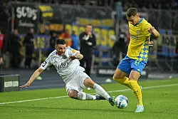 Sven Köhler (r) von Eintracht Braunschweig - hier im Zweikampf mit Saarbrückens Maurice Multhaup. - © Swen Pförtner/dpa