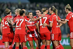 Ließen den BVB-Fußballerinnen keine Chance: die Spielerinnen des FC Bayern München - © Federico Gambarini/dpa