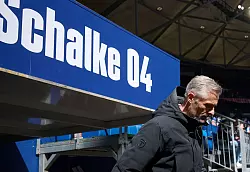 Schalke-Trainer Kees van Wonderen konnte mit dem Spiel seines Teams nicht zufrieden sein - © Bernd Thissen/dpa