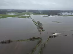 Nachdem der Fluss Ems &uuml;ber die Ufer getreten ist, stehen viele Fl&auml;chen unter Wasser. - &copy; Lars Penning/dpa