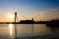 In Kiel hat TKMS seinen Sitz. Dort ist auch der größte Werftstandort des Schiffbauers. - © Frank Molter/dpa