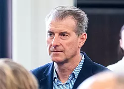 Der Vater Stephan Hensel ist Nebenkläger in dem Prozess. - © Daniel Bockwoldt/dpa Pool/dpa