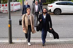 Unternehmerin Block (links) und ihr Verteidiger Bott (rechts) laufen zum Landgericht. - © Marcus Brandt/dpa