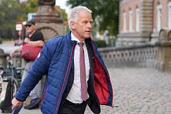 Der Hamburger Hafenchef Meier auf dem Weg ins Gericht. - © Marcus Brandt/dpa