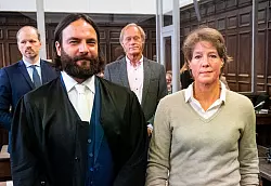 Die Angeklagte Block (rechts) steht vor Beginn des Verhandlungstags neben ihrem Anwalt im Gerichtssaal. - © Daniel Bockwoldt/dpa Pool/dpa