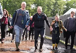 Beim Wackener Open Air Festival in Schleswig-Holstein kamen Ende Juli und Anfang August Schlammschutzmatten aus Moorgr&auml;sern zum Einsatz. Solche Produkte will Umweltminister Carsten Schneider f&ouml;rdern. - &copy; Marcus Brandt/dpa