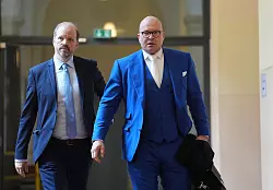 Der Anwalt des israelischen Angeklagten, Sascha Böttner (r.), auf dem Weg ins Gericht. - © Marcus Brandt/dpa