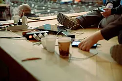 Viele kommen hierher, um ihr Handy zu laden oder eine warme Mahlzeit zu bekommen. - &copy; Carsten Koall/dpa