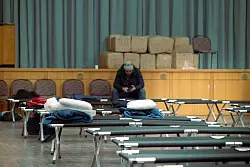 Einige wollen die Nacht trotz K&auml;lte in der eigenen Wohnung verbringen. - &copy; Carsten Koall/dpa