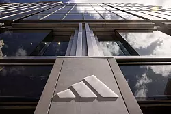 Der Sportartikelkonzern Adidas ist zum Jahresauftakt kräftig gewachsen. (Archivbild) - © Yuki Iwamura/FR171758 AP/AP/dpa