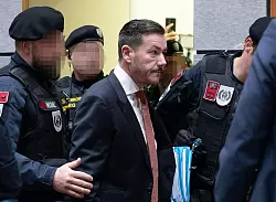 Zahlreiche Journalisten verfolgten den Auftakt des Prozesses gegen René Benko. - © Expa/Johann Groder/APA/dpa