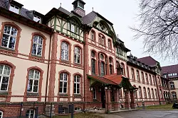 Auf dem Areal mit Wohnungen in Beelitz-Heilstätten haben sich innerhalb einiger Tage zwei Gewaltverbrechen ereignet. - © Michael Ukas/dpa