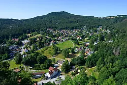 Zittauer Gebirge: Blick von der Festung und dem Kloster Oybin auf den gleichnamigen Kurort an der Grenze zu Tschechien und Polen, im Hintergrund ist der Hochwald zu sehen. (Archivbild) - &copy; Robert Michael/dpa