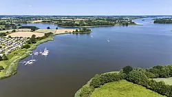 Blick auf die Schlei: Sie ragt als Meeresarm 42 Kilometer ins Landesinnere hinein. (Archivbild) - &copy; Georg Wendt/dpa