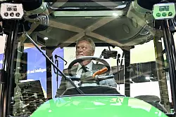 Agrarminister Rainer informierte sich &uuml;ber E-Mobilit&auml;t auf dem Feld. - &copy; Sebastian Christoph Gollnow/dpa