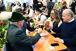 In den Messehallen gibt es Spezialit&auml;ten und Getr&auml;nke. - &copy; Sebastian Christoph Gollnow/dpa