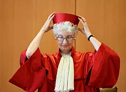 Die Vorsitzende es Zweiten Senats verkündet aber auch eine grundlegende Änderung: Die Fünf-Prozent-Hürde gilt nur mit bestimmten Maßgaben fort. - © Uli Deck/dpa