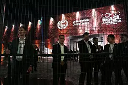 Sicherheitskr&auml;fte riegelten den Veranstaltungsort des UN-Klimagipfels COP30 nach dem Zwischenfall zun&auml;chst ab. - &copy; Joshua A. Bickel/AP/dpa