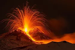 Der &Auml;tna bricht teils mehrmals im Jahr aus und wird von Fachleuten st&auml;ndig &uuml;berwacht. (Archivbild) - &copy; Salvatore Allegra/AP