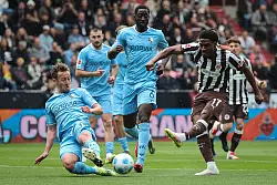 St. Paulis Oladapo Afolayan (r) und Bochums Felix Passlack (l) kämpfen um den Ball. - © Christian Charisius/dpa
