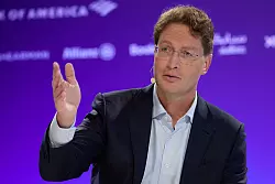 Ola Källenius, Chef von Mercedes-Benz, fordert einen Politikwechsel in Deutschland (Archivbild) - © Jörg Carstensen/dpa