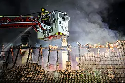 In Hagen brannten gleich drei Dachst&uuml;hle eines Geb&auml;udekomplexes. - &copy; Alex Talash/dpa