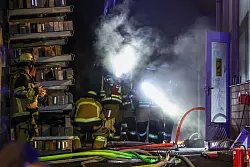 In Solingen fingen in einer Lagerhalle etliche Holzpaletten Feuer. - &copy; Christoph Reichwein/dpa