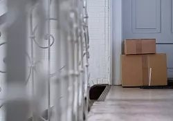 Pakete vor einer Haustür - ein übliches Bild in Deutschland. Der Online-Handel boomt. - © Sven Hoppe/dpa