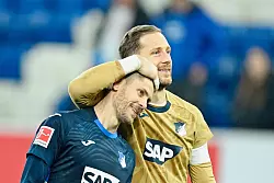 Dreifachtorsch&uuml;tze Andrej Kramaric (l) wird von Nationaltorwart Oliver Baumann begl&uuml;ckw&uuml;nscht. - &copy; Uwe Anspach/dpa