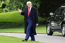 US-Präsident Trump droht der EU mit Zöllen. - © Jacquelyn Martin/AP/dpa