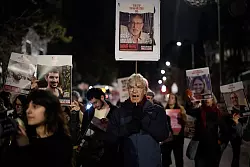 Demonstranten versammeln sich in Jerusalem, um gegen die Entscheidung von Premierminister Netanjahu zu protestieren, israelische Vertreter von Verhandlungen in Kairo abzuziehen. - © Leo Correa/AP/dpa