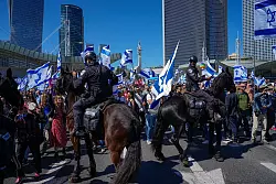 Berittene Polizisten werden eingesetzt, als Israelis eine Hauptstra&szlig;e blockieren, um gegen die Pl&auml;ne der neuen Regierung von Premierminister Netanjahu zu protestieren. - &copy; Ariel Schalit/AP
