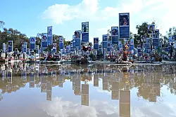 Mit Gedenktafeln wird an die Opfer erinnert. - &copy; Elisa Schu/dpa