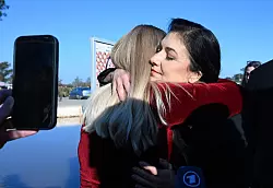 Wirtschaftsministerin Reiche umarmt eine &Uuml;berlebende des 7. Oktober. - &copy; Elisa Schu/dpa