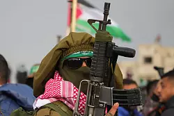 Vermummter Kämpfer der Terrororganisation Hamas vor der Übergabe. - © Abdel Kareem Hana/AP/dpa