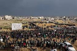 Palästinenser versammeln sich zur Übergabe von vier toten Geiseln. - © Jehad Alshrafi/AP/dpa