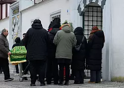 Bei einer Beerdigung im Clan-Milieu beginnen die Trauerfeierlichkeiten in der Sehitlik-Moschee in Berlin-Neuk&ouml;lln. - &copy; Bernd von Jutrczenka/dpa