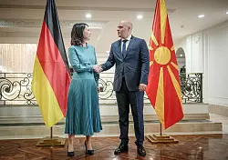Au&szlig;enministerin Annalena Baerbock (B&uuml;ndnis 90/Die Gr&uuml;nen) wird in der nordmazedonischen Hauptstadt Skopje von Dimitar Kovahevski, Ministerpr&auml;sident von Nordmazedonien, empfangen. - &copy; Kay Nietfeld/dpa