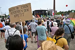 &laquo;Nazis in Essen Verderben den Appetit&raquo;: Schild einer Demonstrationsteilnehmerin. - &copy; Henning Kaiser/dpa