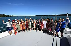 Designer Angelika Zwerenz sieht Cowboyh&uuml;te im Trend wie bei ihren Models links im Bild. - &copy; Felix H&ouml;rhager/dpa