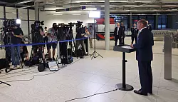 Der Kanzler reiste aus dem Urlaub zum Flughafen K&ouml;ln Bonn, wo Menschen erwartet wurden, die im Zuge des Gefangenenaustauschs mit Russland freikamen. - &copy; Christoph Reichwein/dpa-Pool/dpa