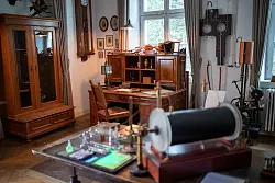 Das Entdeckungslabor mit dem Schreibtisch des Physikers Wilhelm Conrad Röntgen (1845-1923) in der Röntgen-Gedächtnisstätte. - © Daniel Karmann/dpa