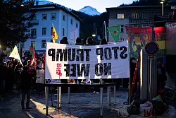 &laquo;Stop Trump, No WEF&raquo;: Bei diesen Demonstranten sind weder der US-Pr&auml;sident noch das Treffen selbst beliebt. - &copy; Gian Ehrenzeller/KEYSTONE/dpa