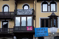 In Davos sehen einige Einwohner die j&auml;hrliche Veranstaltung kritisch. - &copy; Gian Ehrenzeller/KEYSTONE/dpa