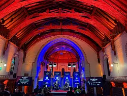 USA House in einer Kirche: Der Altar ist eine B&uuml;hne. - &copy; Benedikt von Imhoff/dpa