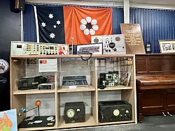 Mit solchen eher rudiment&auml;ren Funkger&auml;ten und Radios wurde fr&uuml;her unterrichtet. - &copy; Carola Frentzen/dpa