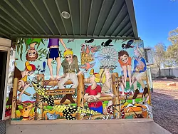 Die School of the Air in Alice Springs ist ein bunter, fr&ouml;hlicher Ort. - &copy; Carola Frentzen/dpa