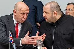 Der ukrainische Verteidigungsminister Rustem Umjerow (r), hier mit seinem britischen Kollegen John Healey, bedankt sich bei Deutschland. - &copy; Geert Vanden Wijngaert/AP/dpa